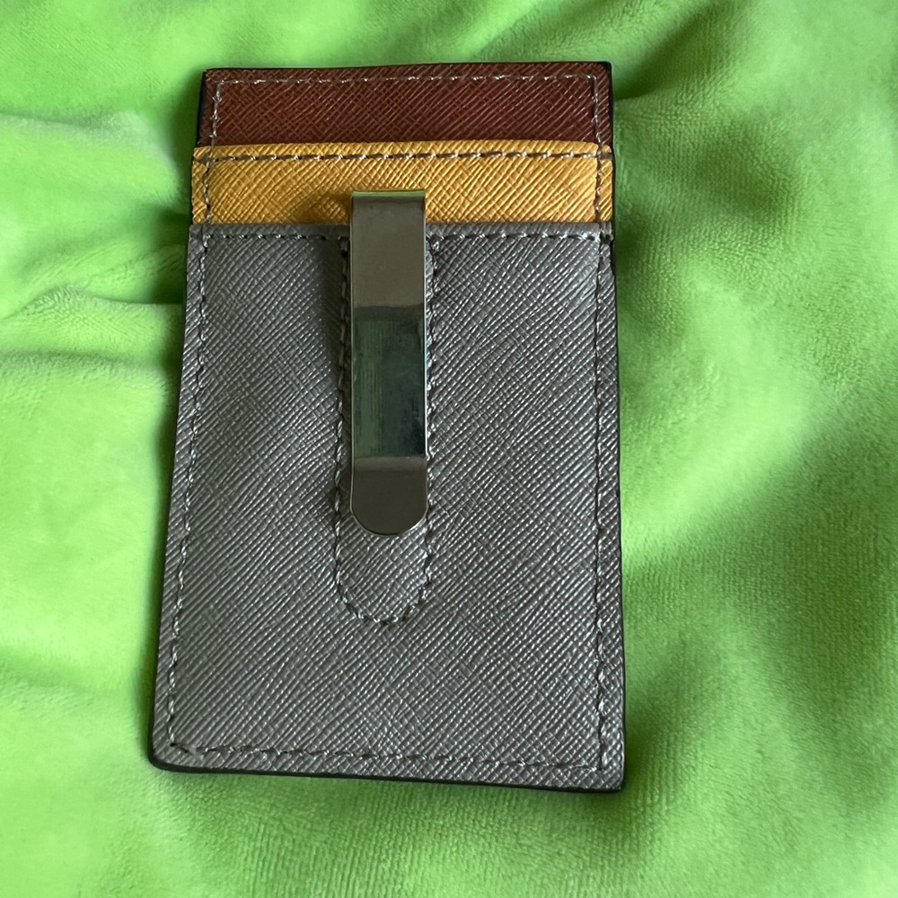 Credit card holder 4 slot and clip to hold cash
